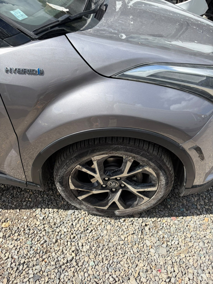 Passage de roue avant d'un SUV gris après réparation