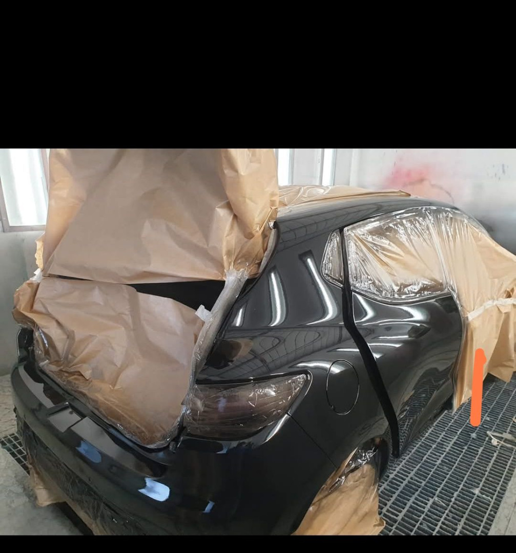 Hayon arrière noir masqué au papier kraft en cabine de peinture